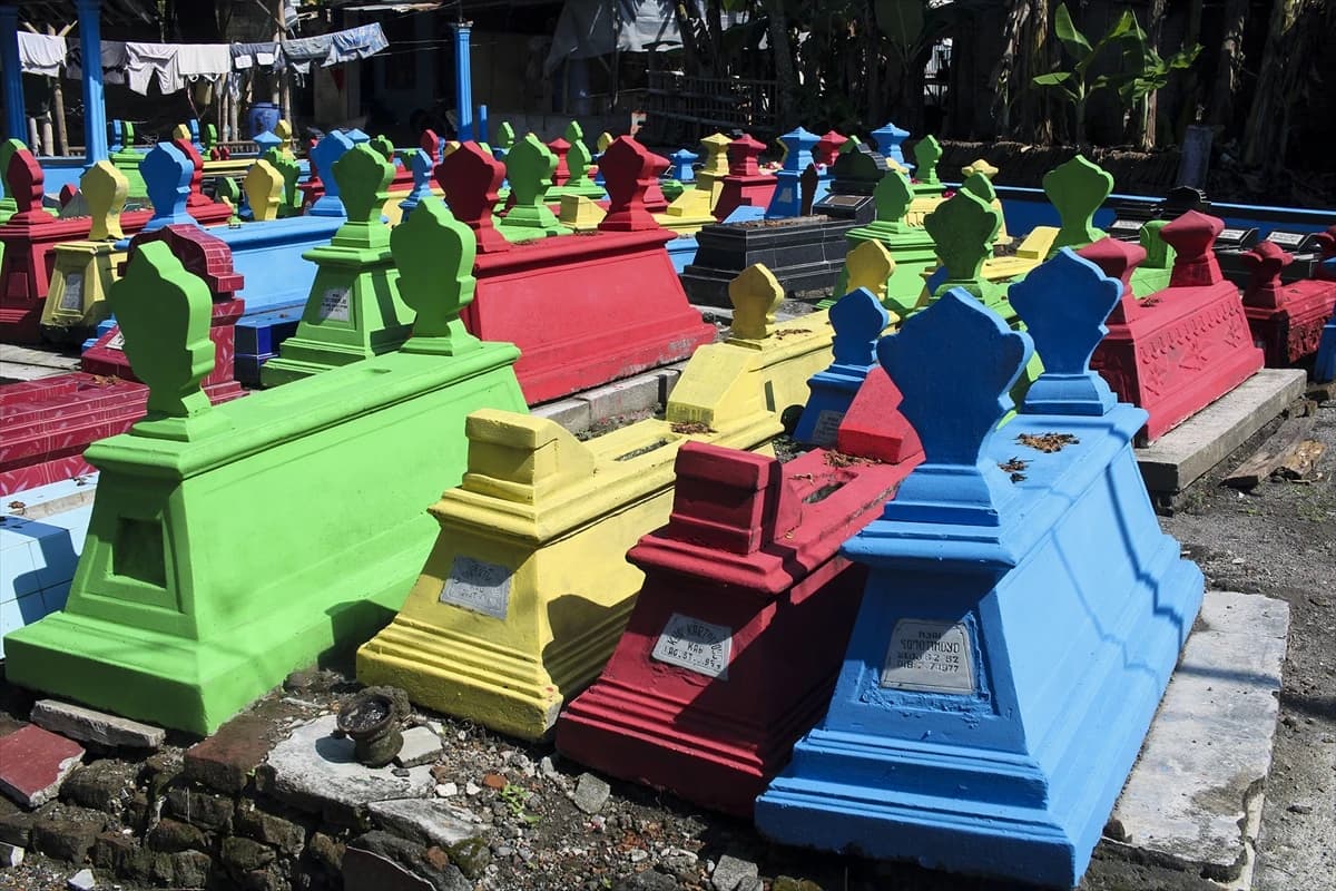 Šareni nadgrobni spomenici na groblju u Indoneziji
