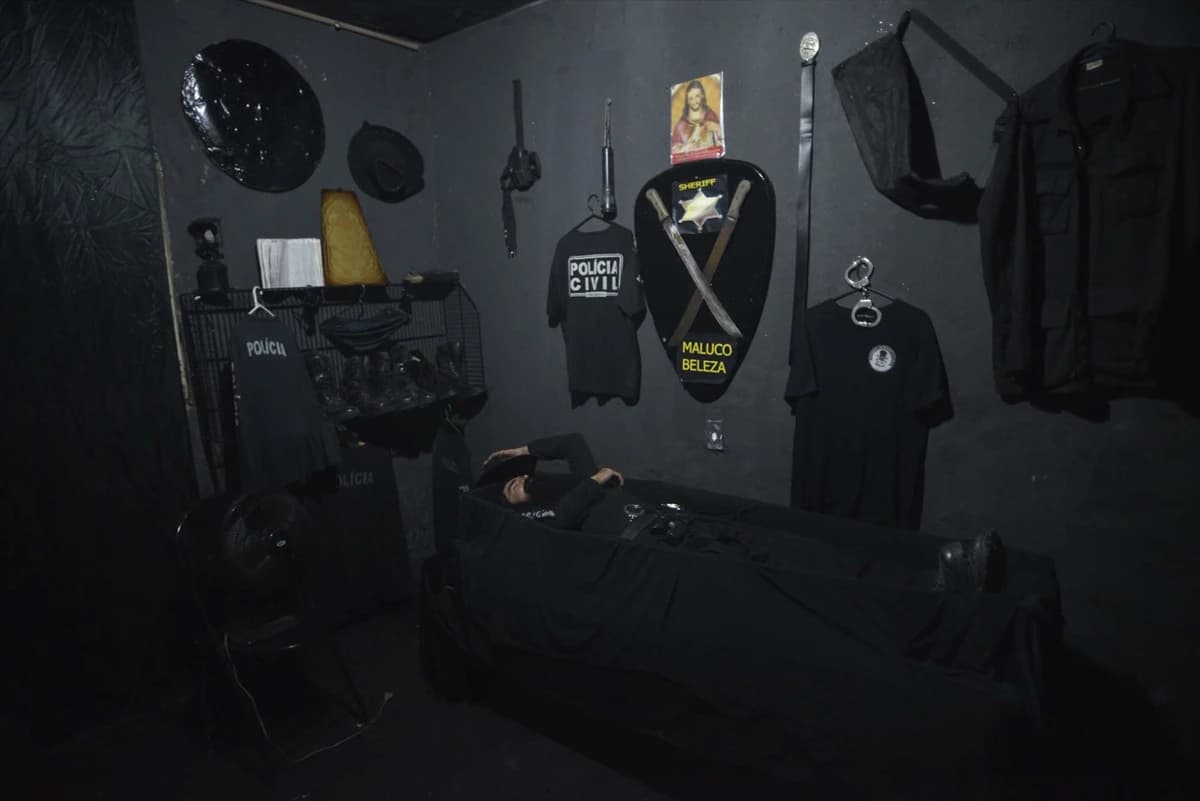 Policajac koji živi u crnoj kući s kovčegom, svakodnevno se bori protiv dilera