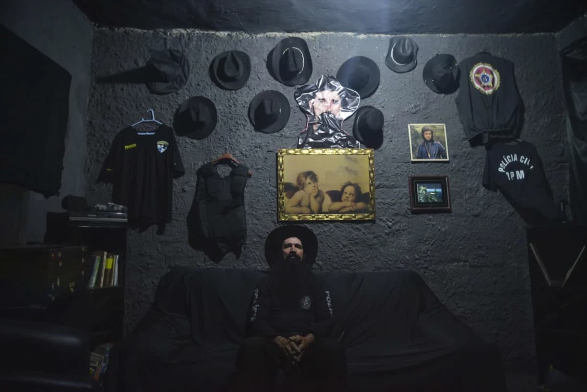 Policajac koji živi u crnoj kući s kovčegom, svakodnevno se bori protiv dilera