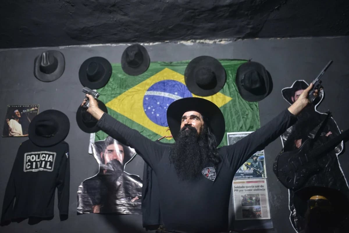 Policajac koji živi u crnoj kući s kovčegom, svakodnevno se bori protiv dilera