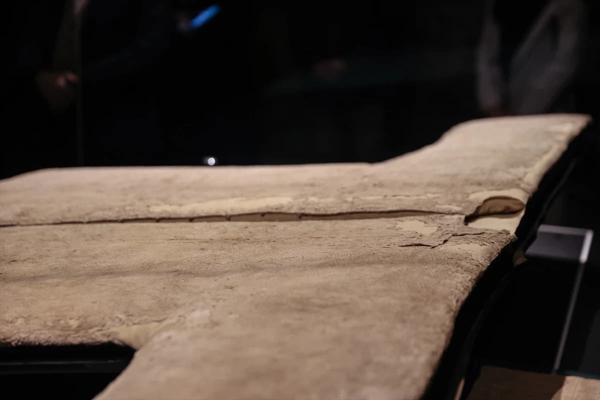 Veliki broj muslimana obilazi ogrtač poslanika Muhammeda u Istanbulu