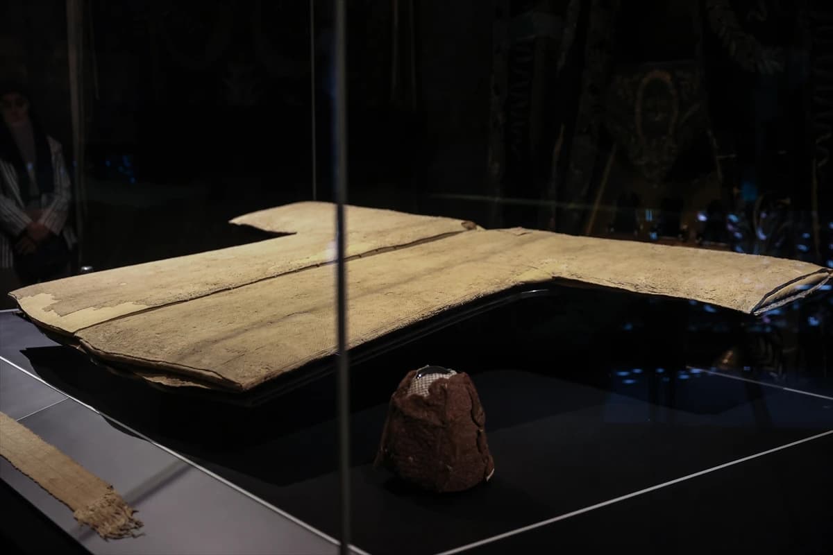 Veliki broj muslimana obilazi ogrtač poslanika Muhammeda u Istanbulu