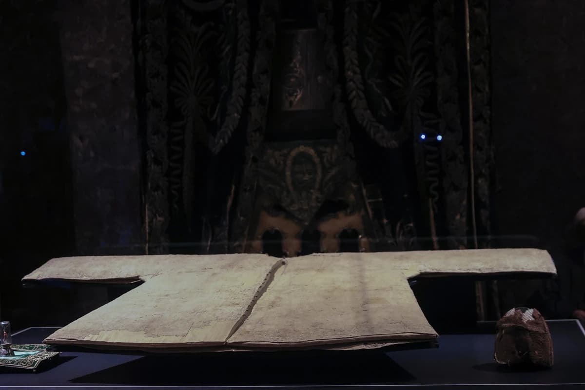 Veliki broj muslimana obilazi ogrtač poslanika Muhammeda u Istanbulu