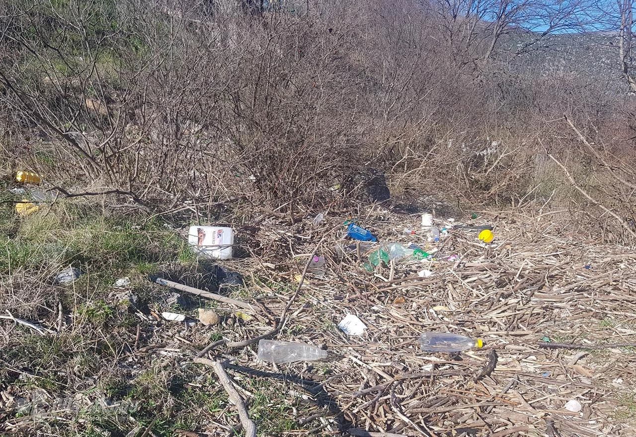 Smeće koje je izbacila Neretva