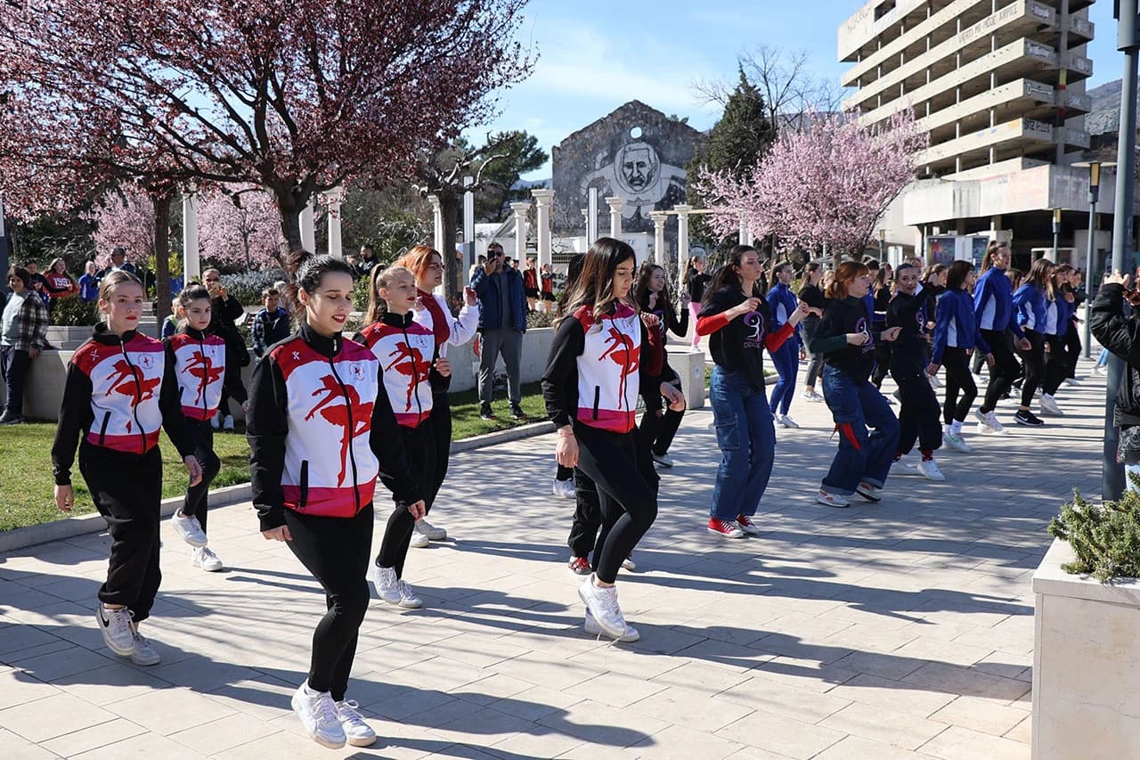 Više od 200 mladih zaplesalo je u Mostaru na plesnoj revoluciji pod nazivom One Billion Rising
