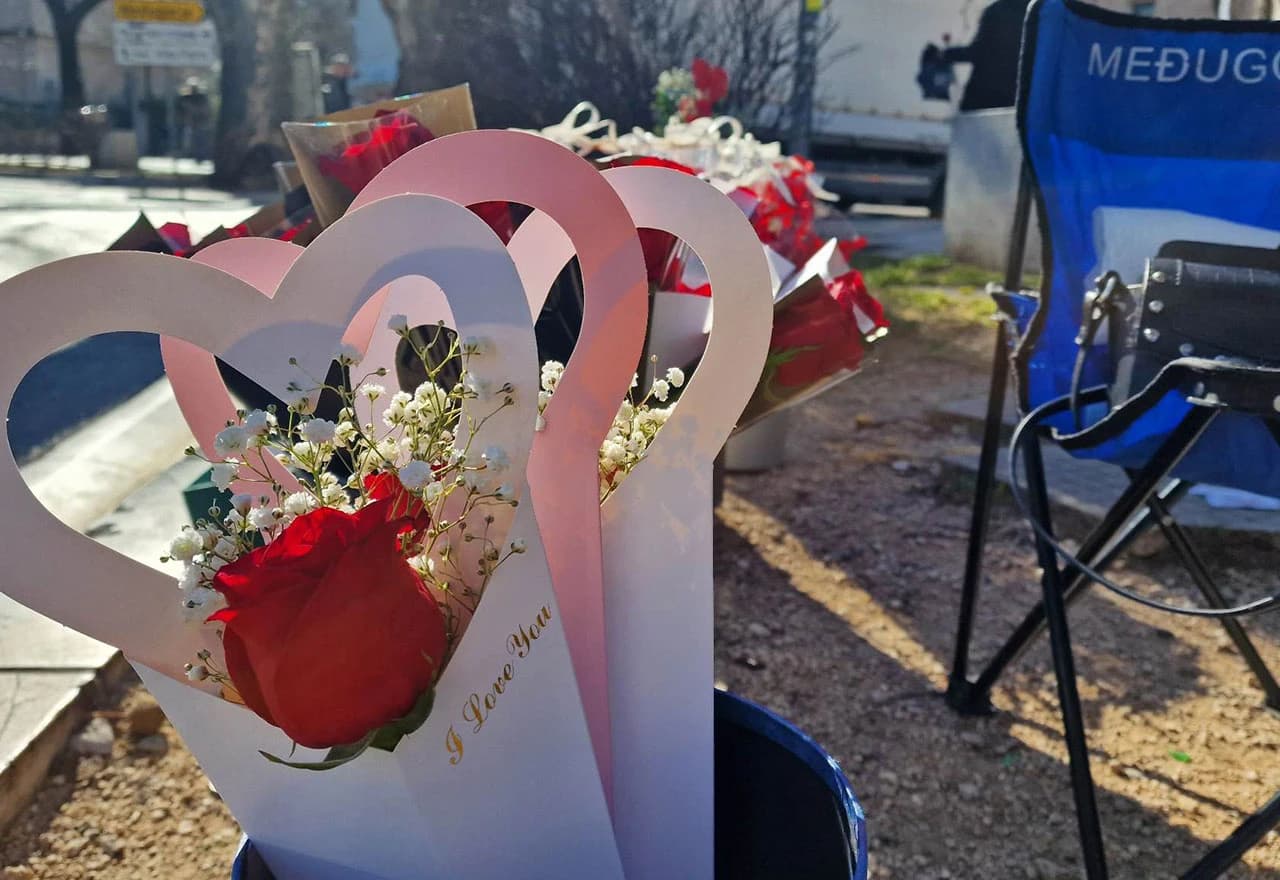 Cvjetni aranžmani na ulicama u Mostaru