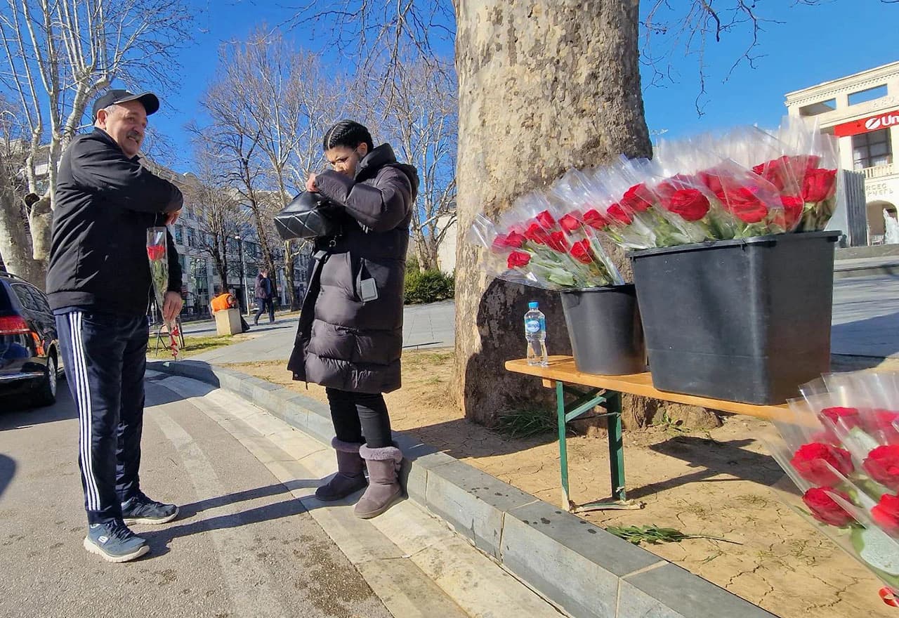 Cvjetni aranžmani na ulicama u Mostaru