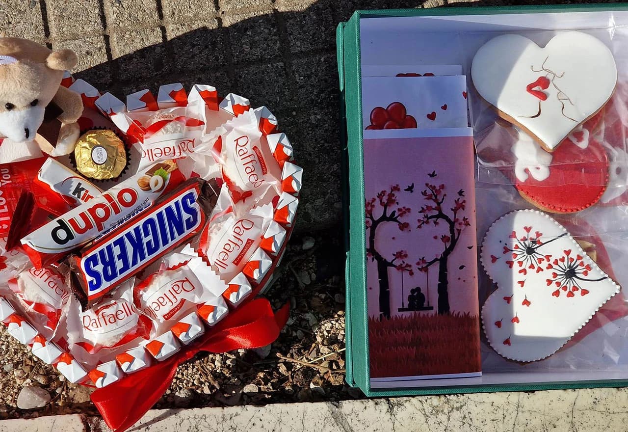 Cvjetni aranžmani na ulicama u Mostaru