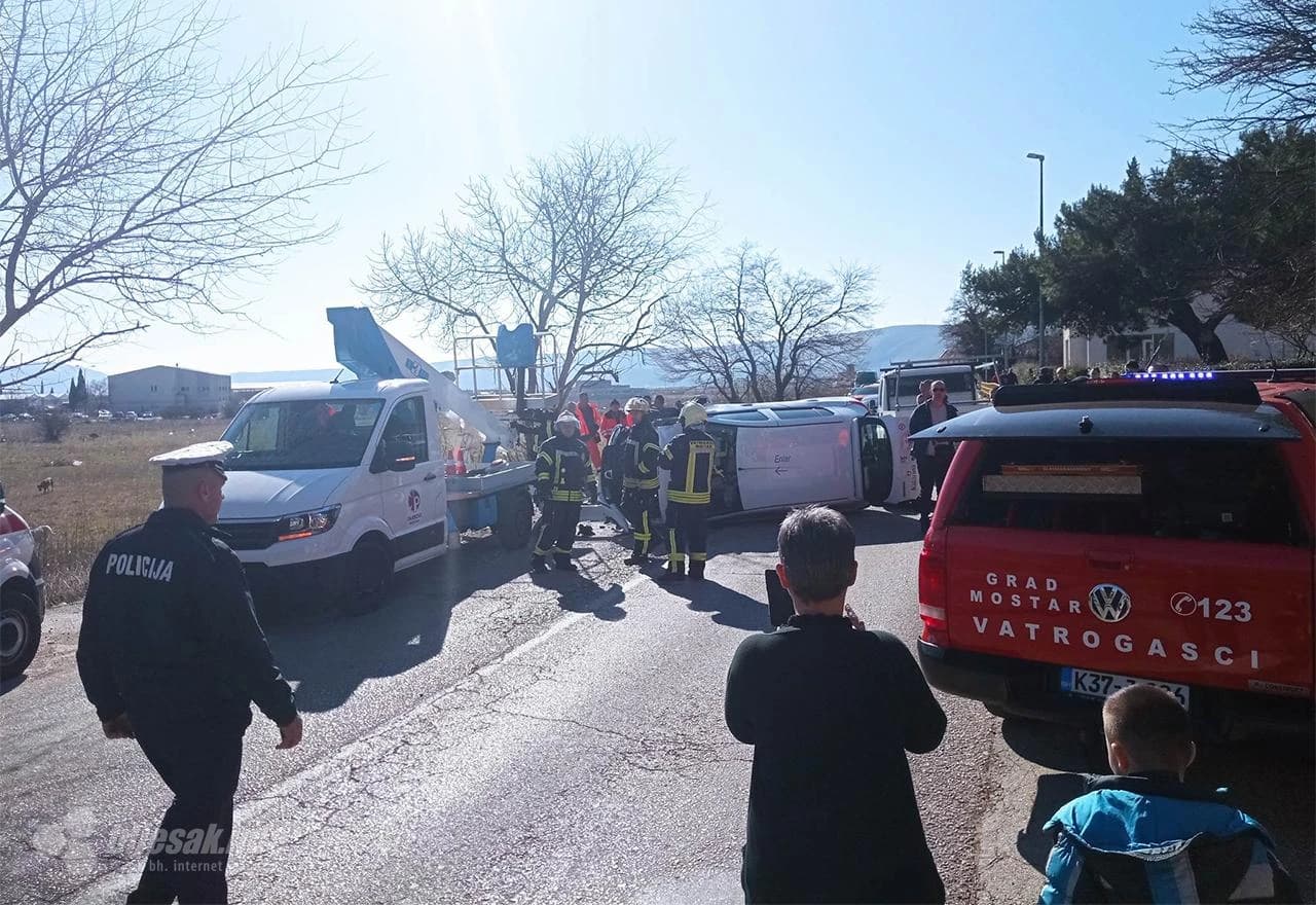 Rodoč: Automobil nakon udarca u dizalicu završio na boku