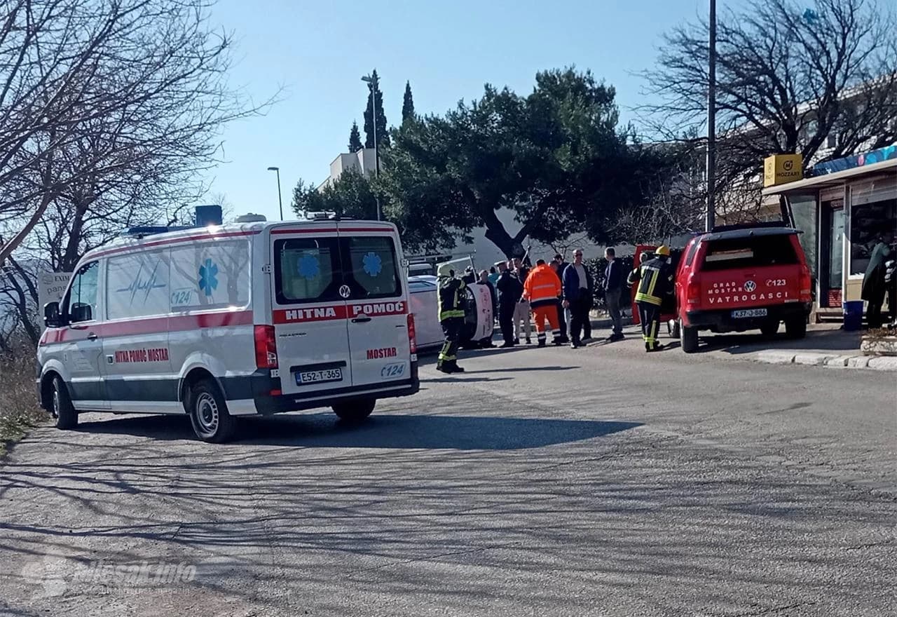 Rodoč: Automobil nakon udarca u dizalicu završio na boku