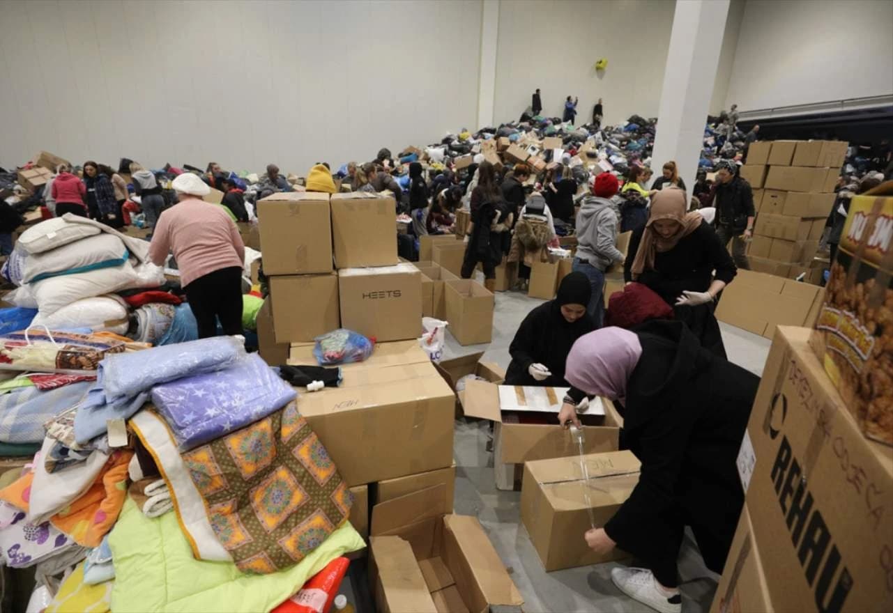 Stotine volontera zajedno sortirale pomoć za pogođene potresima 