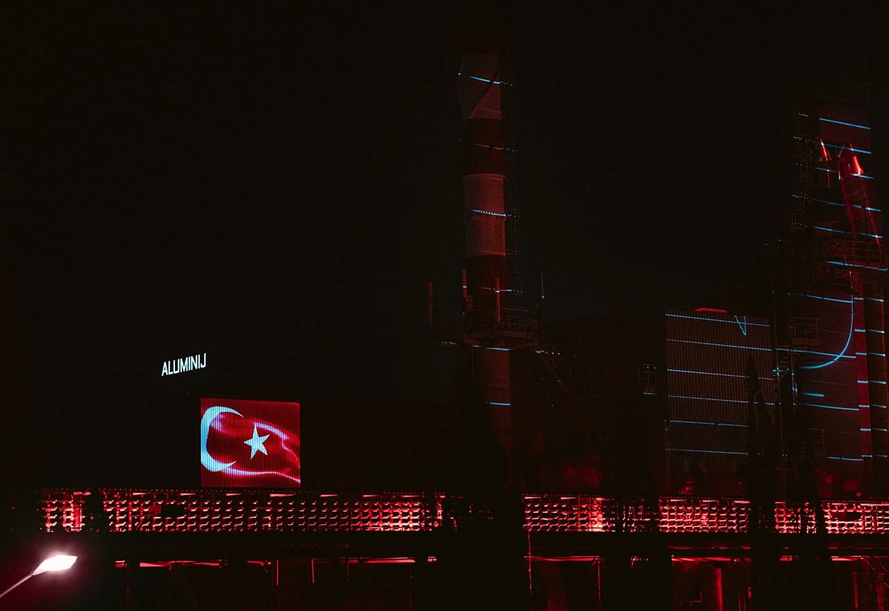 Aluminij osvjetljen crvenom bojom u znak podrške turskom narodu