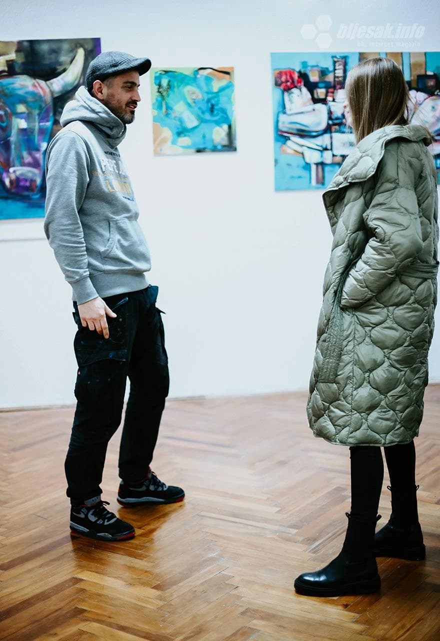 Priprema izložbe u Mostaru u prostorijama Udruge ''Rezon''