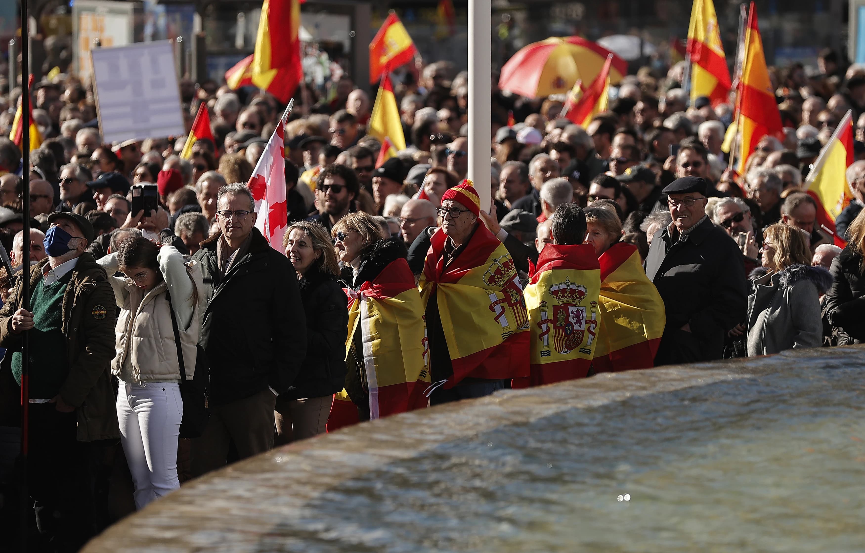 Prosvjednici su isticali španjolske zastave i pozivali premijera Pedra Sancheza da podnese ostavku