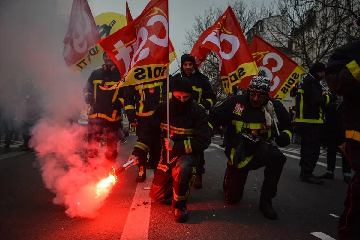 Tijekom prosvjedne šetnje polomljena su stakla na mnogim billboardima i zapaljene kante za smeće
