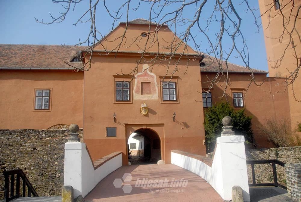 …ispred ulaza u utvrdu