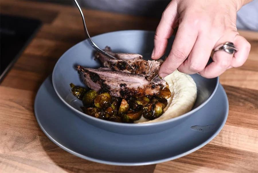 Pureći zabatak s pireom od pastrnjaka i glaziranim prokulicama  Pročitajte više na: https://gastro.24sata.hr/recepti/pureci-zabatak-s-pireom-od-pastrnjaka-i-glaziranim-prokulicama-27281 - gastro.24sata.hr