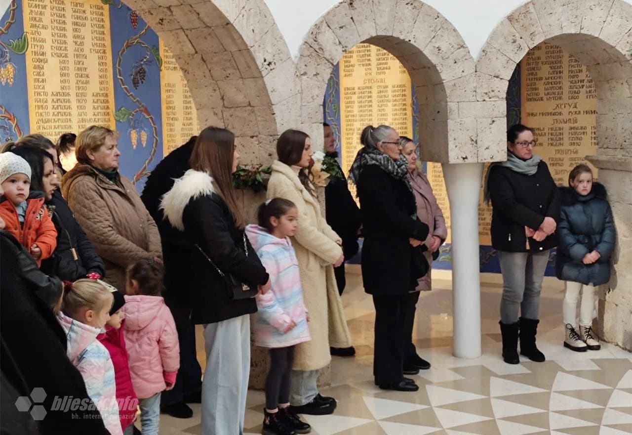 Pravoslavni vjernici Božić dočekali polnoćkom u Prebilovcima