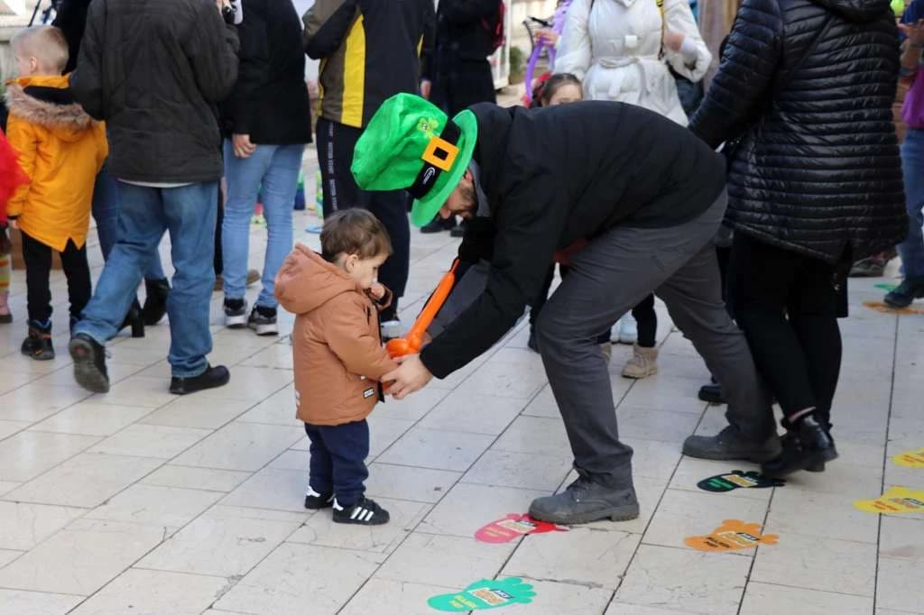 Ulični zabavljači iz Italije uveseljavali najmlađe Mostarce