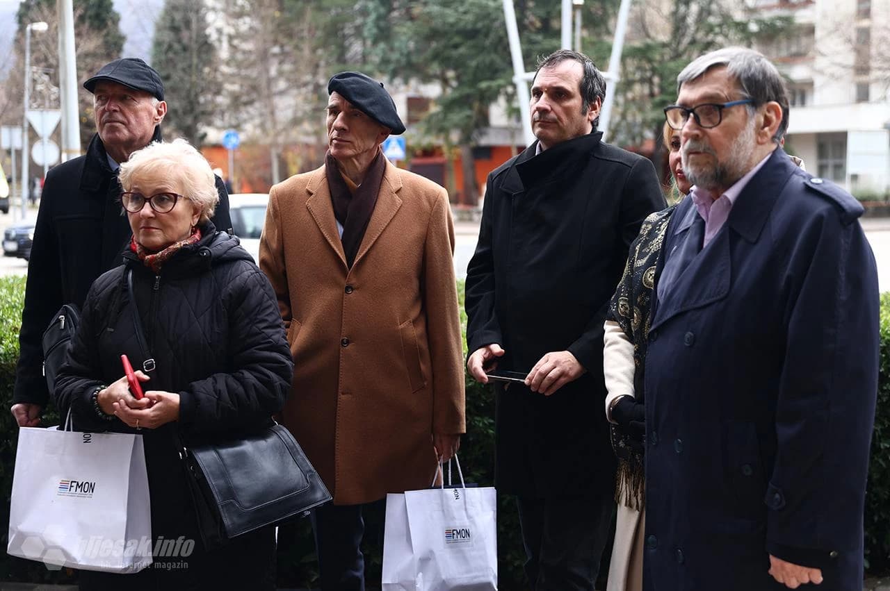 Mostar: Cvijeće u spomen na 'kralja kemije' 