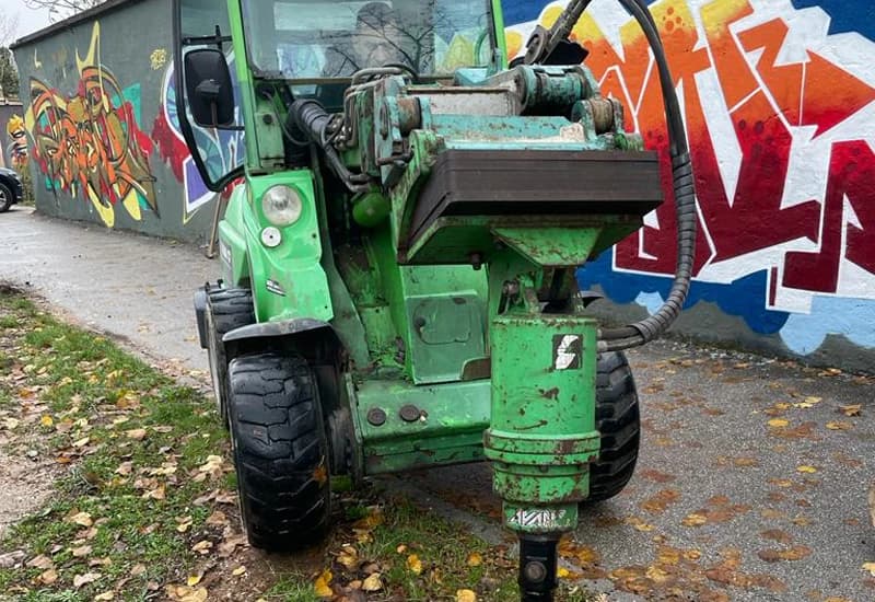 Namjenski stroj poduzeća Alba uklanja stare panjeve