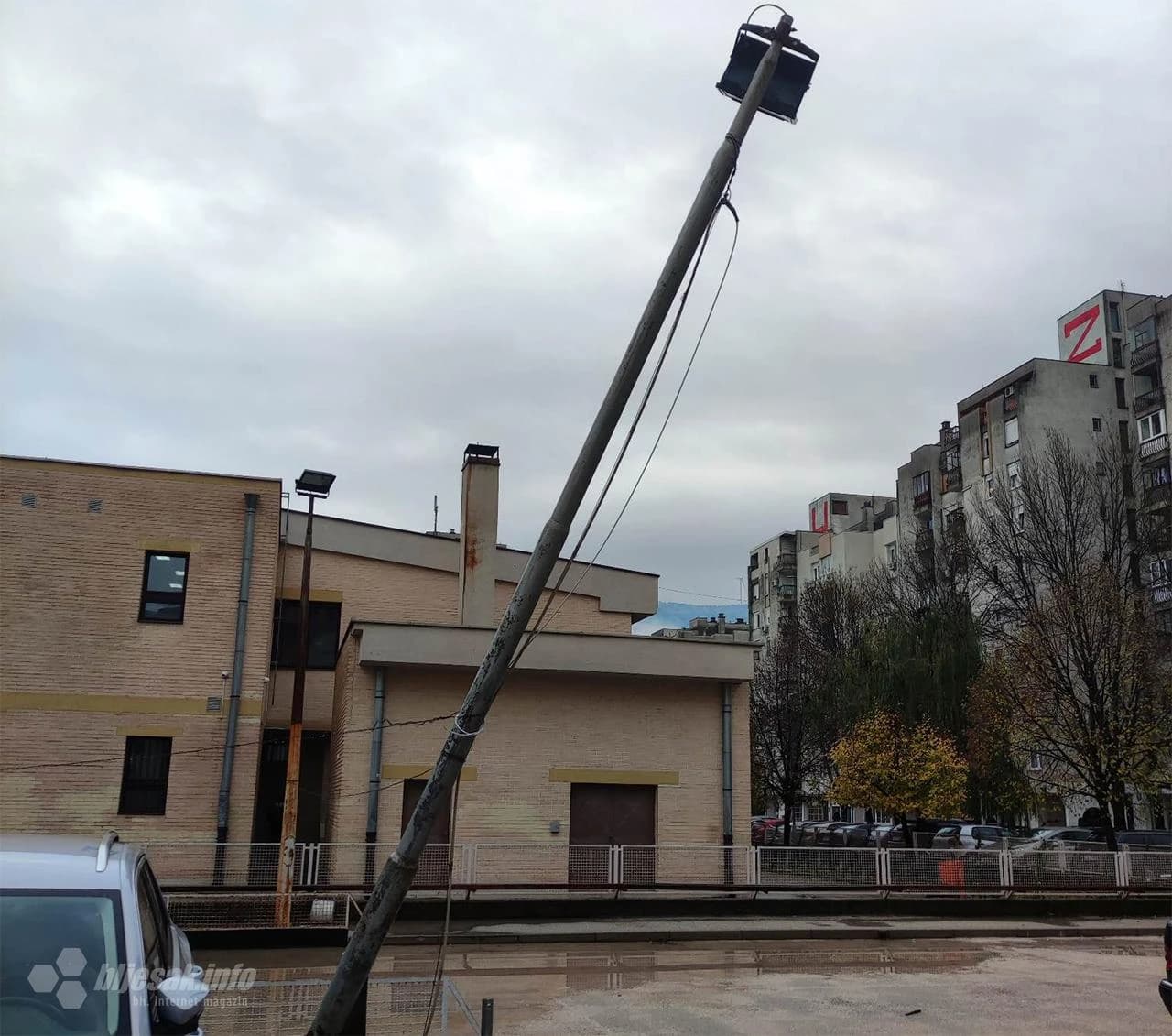 Rasvjetni stub privezan žicom