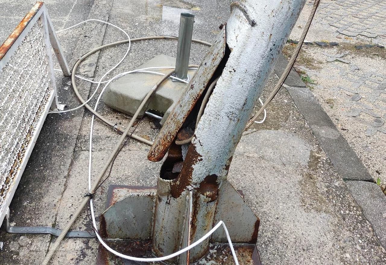 Rasvjetni stub privezan žicom