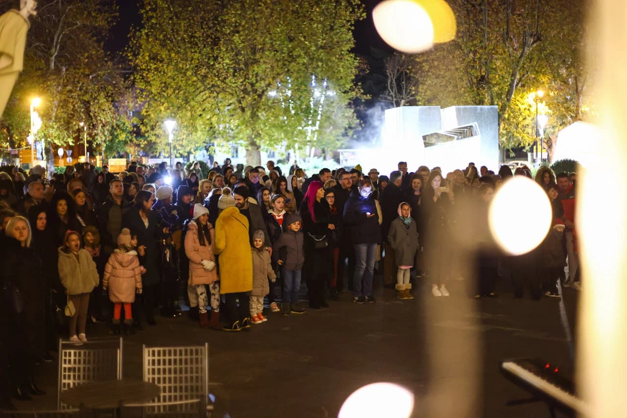Velik broj građana došao je na javno paljenje prve adventske svijeće