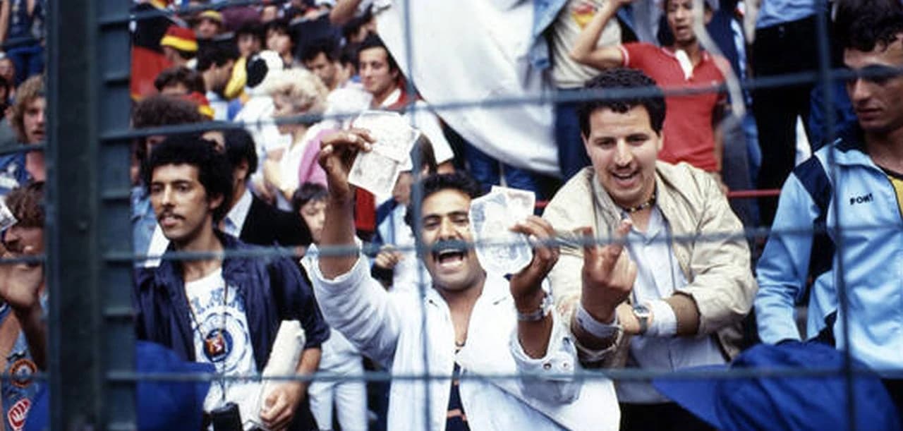 Alžirci bacaju novce 