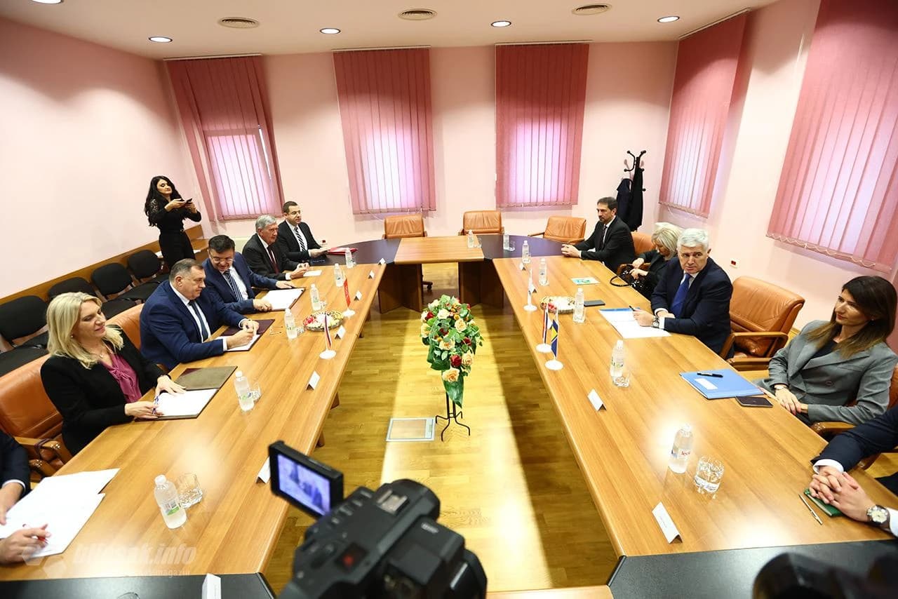 Počeo sastanak u Mostaru: Za stol sjeli Cvijanović, Dodik i Čović 