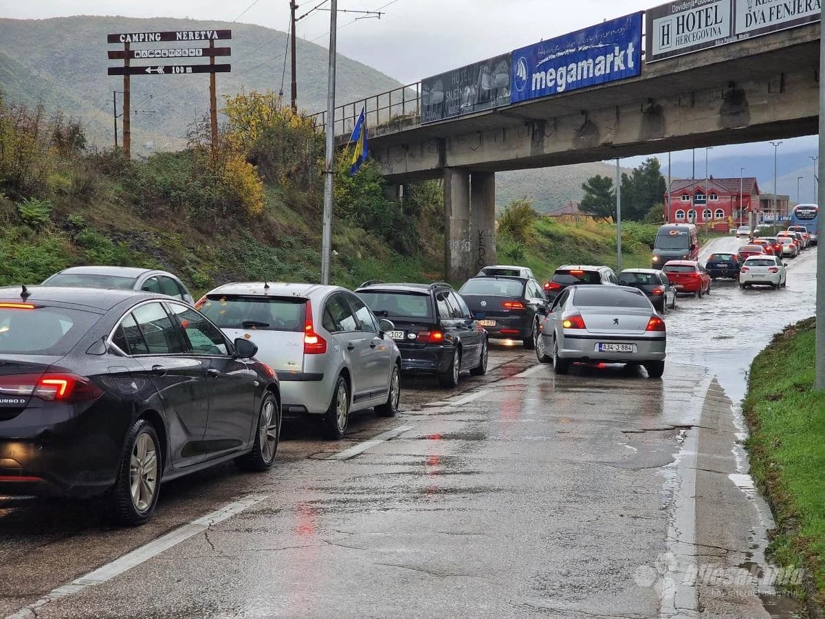 Kaos na izlazu iz Mostara, kolone vozila na izlazu na M-17