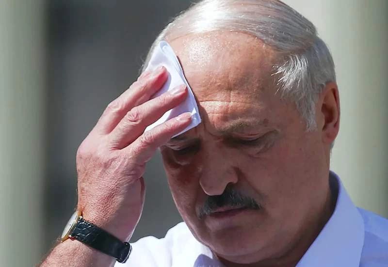 Bjeloruski predsjednik Aleksander Lukašenko briše čelo maramicom