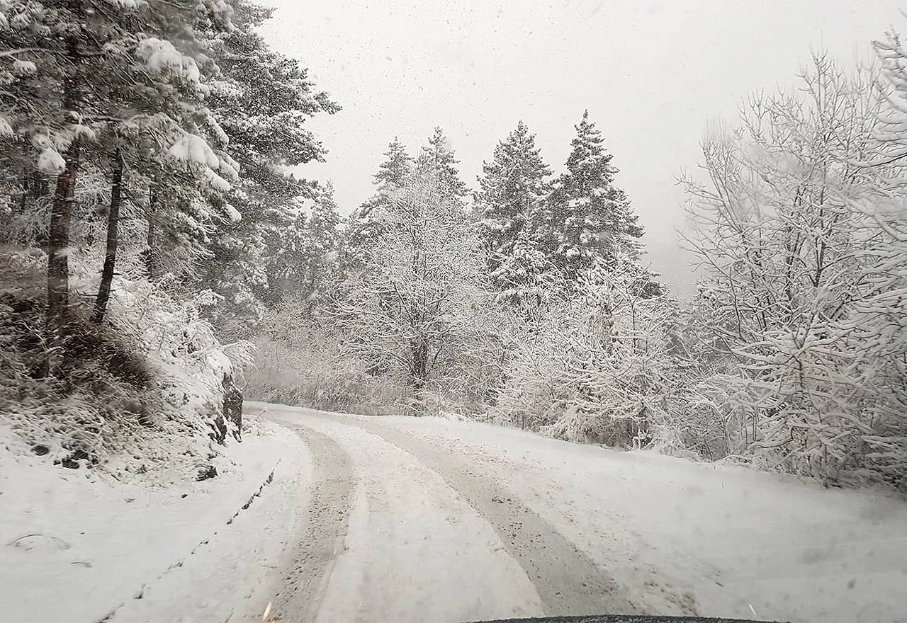Upozorava se na poledicu i ugaženi snijeg na kolniku