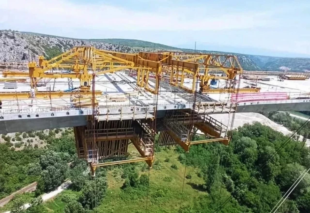 Spojena cesta na mostu Počitelj