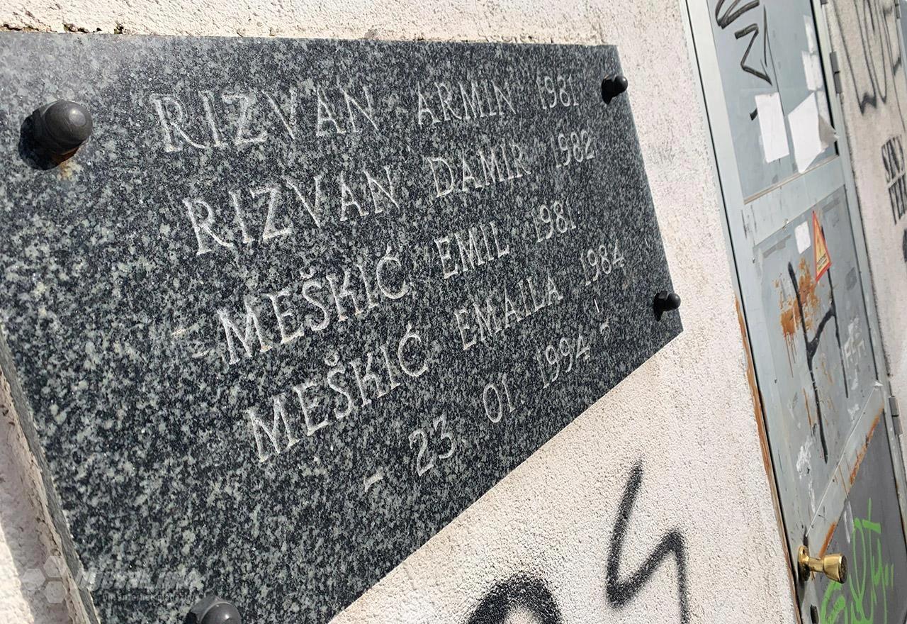 Mramorna ploča na zidu kao spomen na tragediju