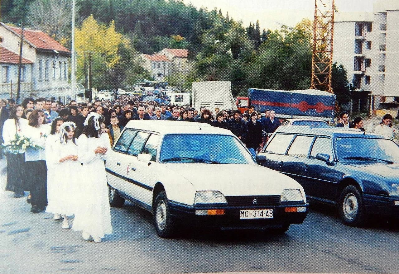 Ispraćaj poginulih djevojčica 1994.