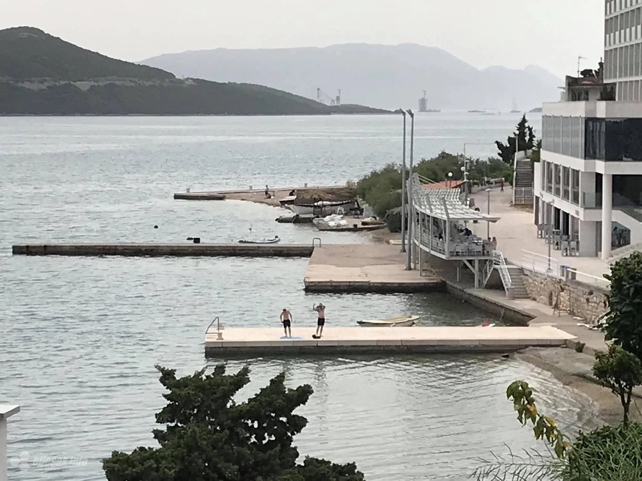 Prvi kupači na plaži u Neumu