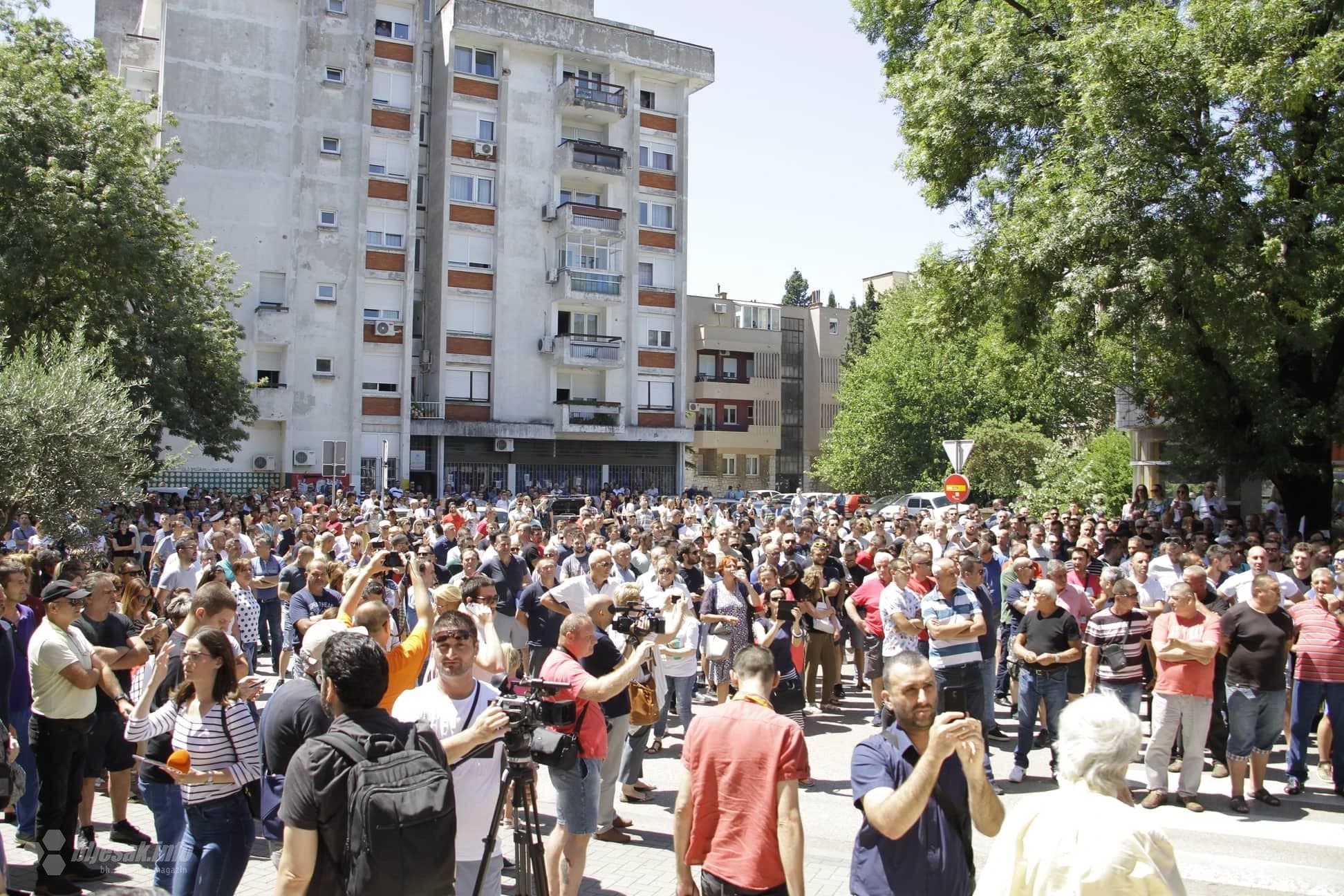 Prosvjed pred zgradom HDZ-a 