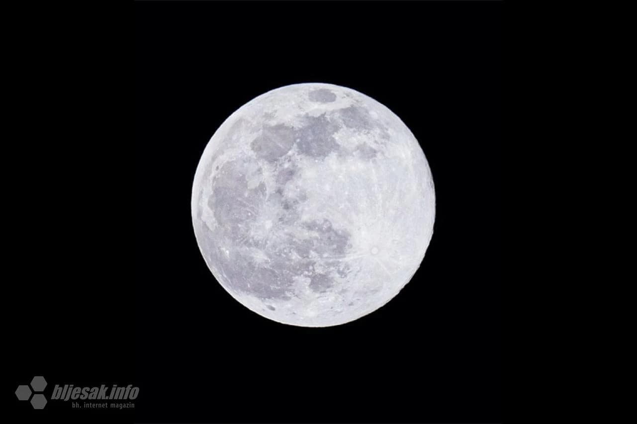 Mjesec (lat. Luna) je Zemljin prirodni satelit i ujedno najbliže nebesko tijelo, udaljeno u prosjeku 384 401 km, tako da svjetlost s Mjeseca na Zemlju stiže za 1,25 sekundi. 