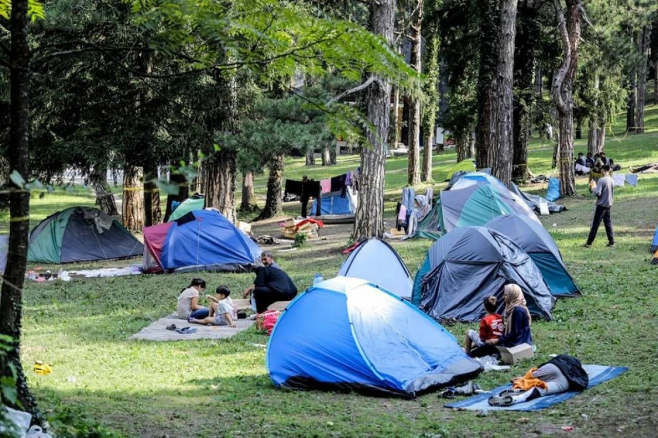 Migranti u  šatorskom naselju u blizini bivšeg Đačkog doma u Bihaću