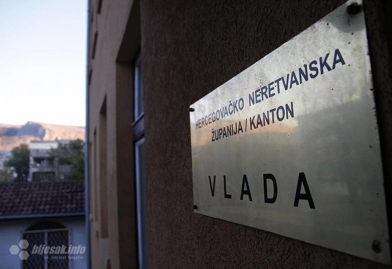 Natpis na zgradi Vlade HNŽ-a