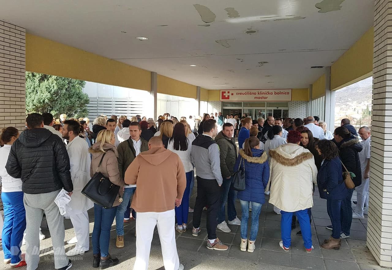 Štrajk zdravstvenih radnika ispred SKB Mostar