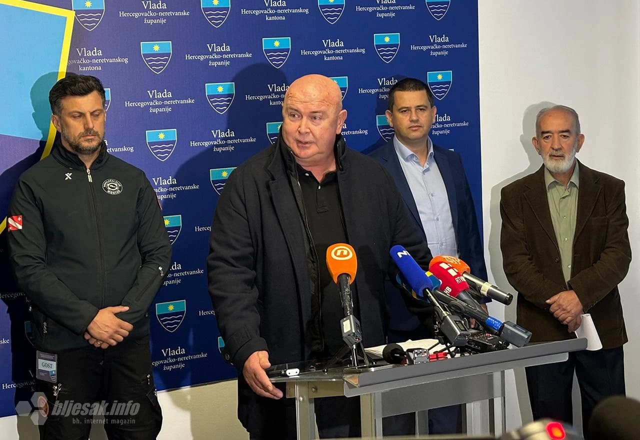 Eugen Ćubela, u sredini