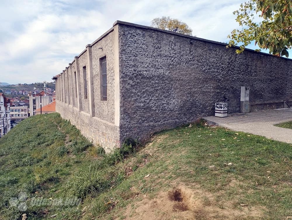 …“iz dvi' ruke“