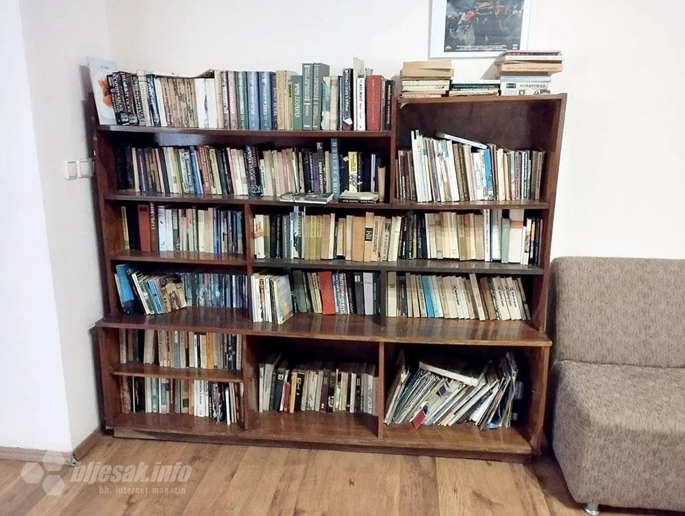 Knjige u hotelskom predvorju 