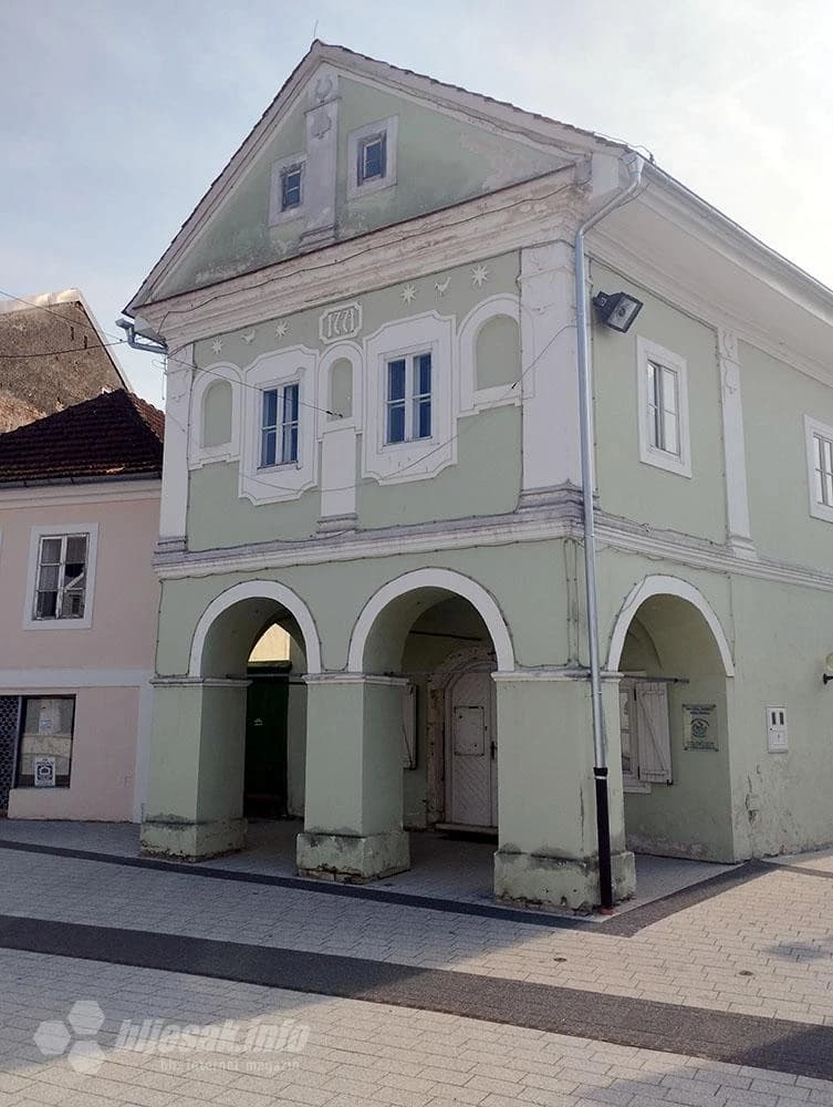 Iza stare općinske vijećnice…