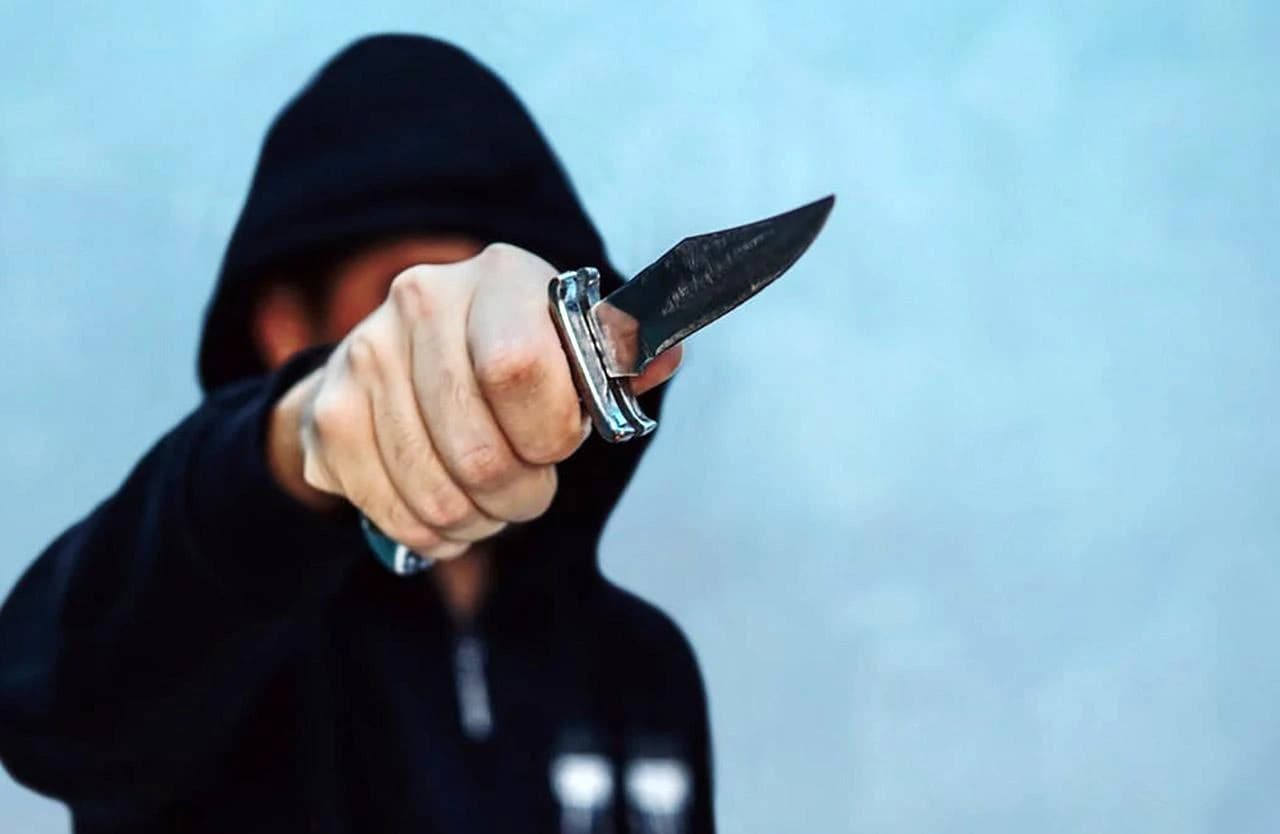 Napadač sa nožem 