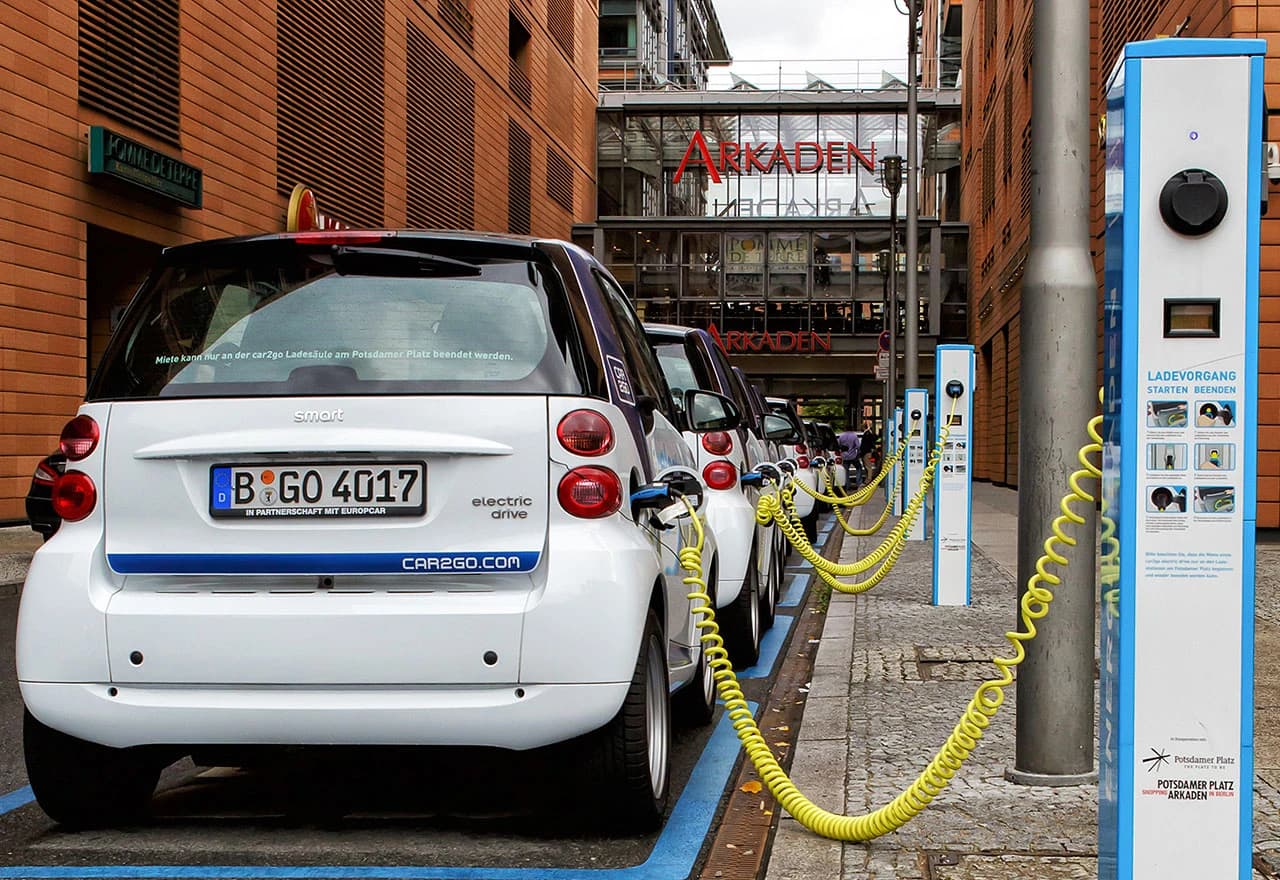 Električni Smart na punjaču u Berlinu