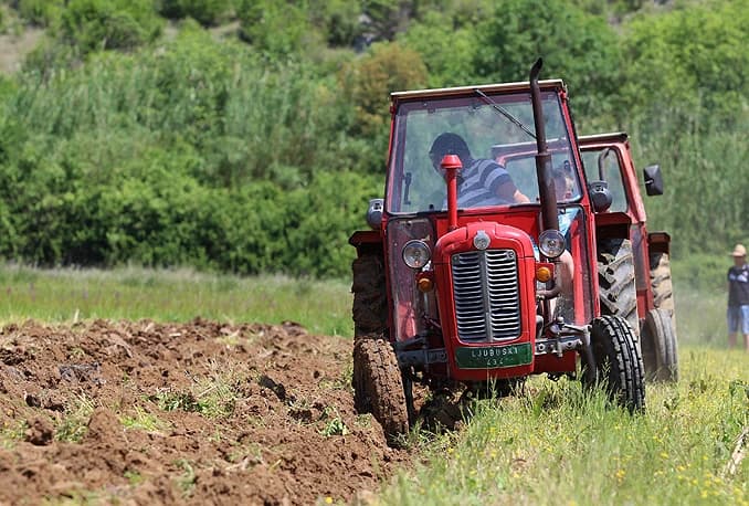 Traktor prilikom obrađivanja polja