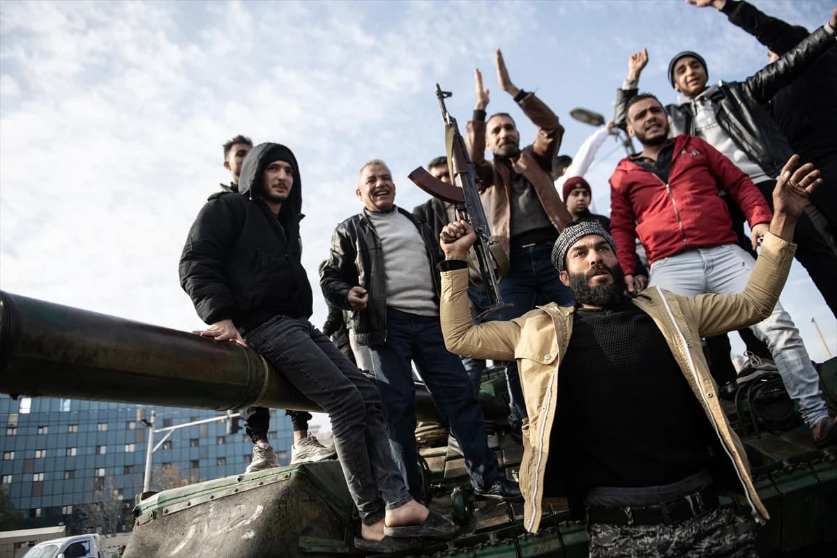 Sirijski islamistički pobunjenici srušili su režim diktatora Bašara al-Asada, koji je tijekom noći avionom pobjegao iz glavnog grada Damaska.